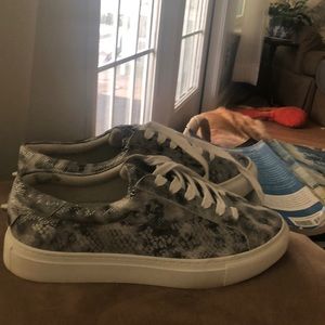 J slides in silver/grey/ white  tie pattern